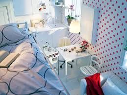 Grab your darkest colored marker and trace a line on the outer edges in order to create a border. Smart And Stylish Modern Dorm Rooms