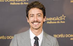 He is an actor, known for tatuagem (2013), praia do futuro (2014) and reza a lenda (2016). Qi0xkvxs 6mfym