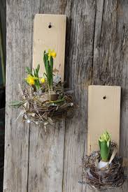 Osterdeko Fur Die Wand Auf Holzbrett Osterdeko Diy Deko Ideen Naturliche Dekoration