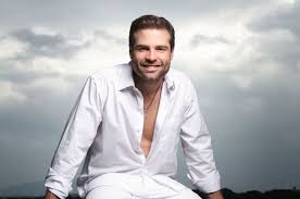 Su padre xavier manrique, un reconocido cardiólogo de su país y su madre mencha miranda, una educadora consagrada, le dieron a roberto un núcleo familiar que apoyaba el desarrollo de las capacidades y talentos personales por lo que. Roberto Manrique Alchetron The Free Social Encyclopedia