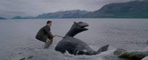 Na escócia, na década de 1940, um menino chamado angus macmorrow (alex etel), que vive numa casa próxima ao lago ness, descobre um estranho ovo na praia. Filme Meu Monstro De Estimacao The Water Horse 2007