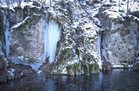 Stadt bad urach der uracher wasserfall, einer der schönsten naturschauspiele der schwäbischen alb befindet sich zwei kilometer südwestlich von bad urach im. Uracher Wasserfall Winterwanderung Mit Eis Und Schnee Reiseblog Viagolla Com