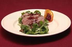 Kalte Entenbrust Auf Gespecktem Feldsalat Mit Preiselbeer Balsamico Rezept Rezept Entenbrust Entenbrust Rezept Feldsalat