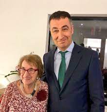 Sahra wagenknecht ist die tochter eines iranischen vaters und einer deutschen mutter. Cem Ozdemir Ar Twitter Bin Tief Traurig Uber Den Tod Der Holocaust Uberlebenden Hanni Levy Gleichzeitig So Unfassbar Dankbar Dass Ich Diese Unglaublich Starke Positive Frau Kennen Durfte Und Dass Sie Ihre