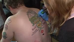 It is a design that remembers the good times but also acknowledges the loss. I Never Want To Forget Them Memorial Tattoos Help People Cope With Loss Grief National Globalnews Ca