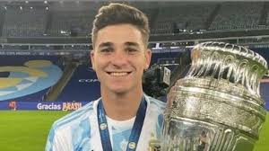 Jun 12, 2021 · julián álvarez fue convocado por primera vez a la selección argentina mayor y ya tuvo su debut oficial ante chile el pasado 3 de junio. El Futbolista De Calchin Julian Alvarez Campeon De America Y En La Mira De Tres Equipos Europeos Via Arroyito