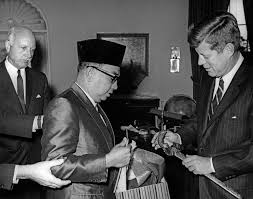 Memorial sarat kenangan keluarga tun abdul razak. Tun Abdul Razak Umno