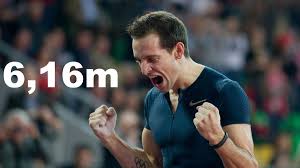 Il tient une perche de 3kg et se déplacer avec une vitesse de 10m/s à la fin de sa course d'élan. Saut A La Perche Renaud Lavillenie Bat Le Record Du Monde De Serguei Bubka Avec Un Saut A 6 16m Eurosport