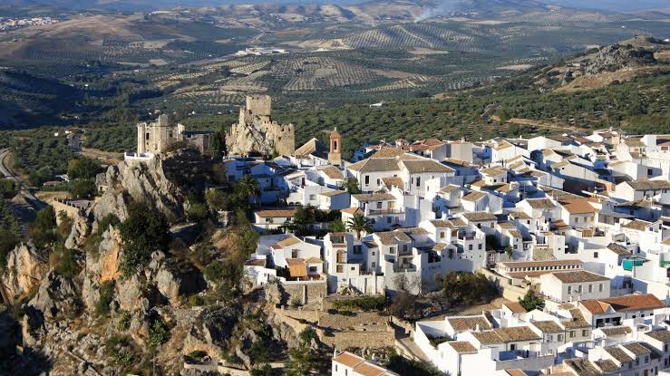 El pueblo cordobés que cuelga de una roca bajo un castillo del siglo IX y esconde una cueva prehistórica