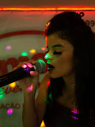 É fã ou é hater?: jovem atinge topo das paradas com disco de mentira -  06052022 - UOL TAB