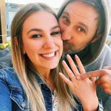 Mathieu Cyr fait sa demande en mariage à la radio!