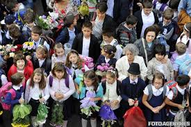 Senatorul considera ca prima zi a anului scolar este una emotionanta pentru orice copil, care are nevoie ca parintii lui sa ii fie alaturi. Prima Zi De Scoala Fara Manuale Pentru Clasele I Si A Ii A Problemele Si Noutatile Anului Scolar 2014 2015 Hotnews Mobile