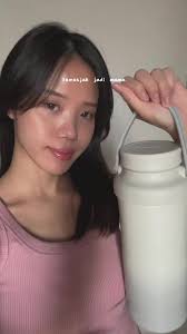 Karena aku sering ajak baby jalanjalan skrg tp masih mau kasi asip, aku  pake portable breastmilk cooler ini! Praktis tgl bawa sebotol kek bawa  tumbler aja! Dinginnya bnr bnr tahan lamaaa @Momcozy-ID ...
