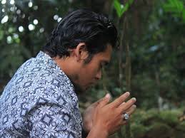 Ia sama ada kenderaan tersebut bersifat terbang di udara seperti pesawat kapal terbang atau jet mahupun kenderaan daratan seperti kereta, lori atau kenderaan lautan seperti kapal, bot dan perahu. Hukum Solat Dalam Kereta Apa Kata Mufti Libur
