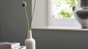 Katı, üretici firma tarafından belirtilen oranda su ile inceltilerek fırça veya rulo ile sürülmelidir. Guzel Duvarlar Icin Dogru Boya Nasil Secilir