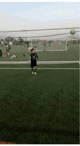 El gol del siglo fue visto hace 35 años por 114.580 hinchas presentes en el estadio azteca, situado en la ciudad de méxico, con una temperatura que rondaba los 30 grados. Cristiano Ronaldo Gol Gifs Tenor