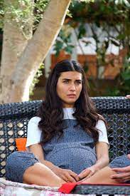 Çekimlerinin ve okuma provalarının henüz başlanmadığı dizi için ünlü oyuncunun epey bir heyecanlı olduğu belirtildi. Goodbye Sefirin Kizi Tuba Buyukustun Bids Farewell To The Ambassador S Daughter Check Out Her Message Al Bawaba