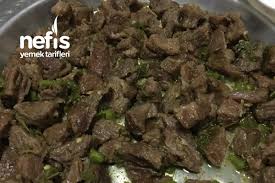 1 kilo 200 gram yağsız dana kuşbaşı1 büyük kuru soğan2 kırmızı kapya biber2 büyük yeşil biber4 büyük boy domatesyarım çay bardağı sıvı yağ1 silme tatlı kaşığı tuz1 tutam karabiber, 1 kilo 200 gram yağsız dana kuşbaşı, 1 büyük kuru soğan, 2 kırmızı kapya biber, 2 büyük yeşil biber. Kavurma Tarifi Dugunlerdeki Gibi Lezzetli Nefis Yemek Tarifleri