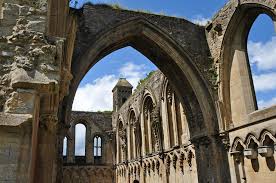 File:Glastonbury Abbey ruins 4.jpg - Wikimedia Commons