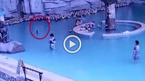 Beberapa pilihan kolam renang anak biasanya dibuat sangat praktis. Lihat Video Viral Ini Ibu Asik Main Ponsel Di Kolam Renang Tak Sadar Apa Yang Terjadi Pada Anaknya Banjarmasin Post