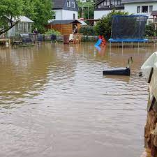 Aktuelles wetter und wetterwarnungen vom deutschen wetterdienst. Unwetterwarnung Fur Das Sauerland Starkregen Setzt Strassen Garten Und Keller Im Kreis Olpe Unter Wasser Sauerland