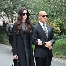 Celebridad sentada de forma seductora - momentos íntimos