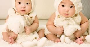 Biasanya berat badan bayi normal yang ada didalam kandungan antara 2 hingga 3 kg. Berat Badan Bayi Kembar Dalam Kandungan Pada Tiap Trimester Popmama Com