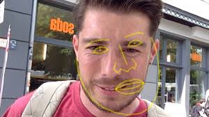 Berghaintrainer: Wer kommt am Berghain-Türsteher vorbei?