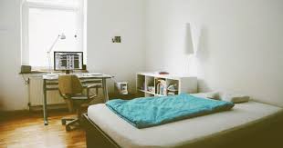 Minimalistisches Altbauzimmer Mit Parkettboden Grossem Bett Arbeitsplatz Und Pax Regal Einrichtung Wgzimmer Regal Zimmer Wohnun Wg Zimmer Wohnung Zimmer