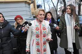 Fiind băiet, străzi cutreieram și mă opream ades, lângă cișmea, unde apa curgea încetișor. Cat CostÄ Celebrul Palton Alb Al Premierului Viorica DÄncilÄ Nu Oricine Isi Permite O Asemenea HainÄ De Designer