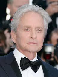 Michael Douglas nega ter atribuído seu câncer ao sexo oral