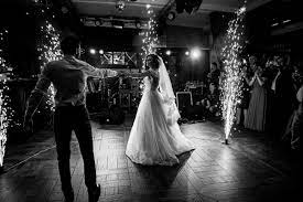 Este baile se lleva a cabo después de las primeras canciones de la boda, es decir, después del baile de entrada de los novios, el vals y la canción que hayan compartido con sus papás y familiares más cercanos. Como Hacer La Coreografia Ideal Para Tu Boda