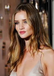 Pour foncer ses cheveux, quelle couleur choisir quand on est brune ? Balayage Blond Ou Caramel Pour Vos Cheveux Chatains Archzine Fr