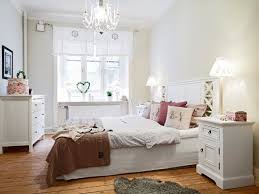 Aynı zamanda odaya yenilikçi bir duruş ve dinamizm getirmek için modern unsurlara yönelmek de bir seçenek olabiliyor. Beyaz Yatak Odasi Dekorasyonu Yeliz In Dunyasi Ev Dekoru Beyaz Yatak Odasi Yatak Odasi Ic Mekan