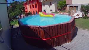 Pool Selber Bauen Aus Paletten Mit Massgeschneidertem Pooldeck In 2020 Pool Selber Bauen Schwimmbad Selber Bauen Selber Bauen Paletten