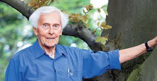 Prague (ap) — miroslav zikmund, a legendary czech travel writer, has died. Miroslav Zikmund Muz Ktery Se Nenechal Moskvou Vyhladovet Slavi 99 Let Reflex Cz
