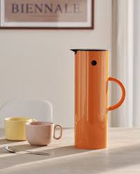 Isolierkanne Em77 Saffron 1 L Von Stelton Kaufen Online Kaufen Geliebtes Zuhause De In 2020 Design Museum Stelton Wasserkocher Thermoskanne