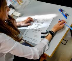 A járványügyi szabályok betartásával országszerte megkezdődtek az írásbeli érettségi vizsgák. Erettsegi Minden Amit Az Irasbeli Erettsegikrol Tudni Kell Idopontok Szabalyok Alon Hu