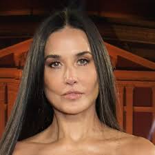 Demi Moore stuns with her figure in sensationally sparkling gown