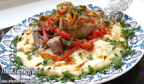 Patates Puresi Yataginda Sebze Soslu Kuzu Incik Tarifi Yemek Tarifi Yemek Tarifleri Yemek Patates Puresi