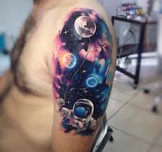 Schau dir unsere auswahl an planet tattoo an, um die tollsten einzigartigen oder spezialgefertigten handgemachten stücke aus unseren shops für tätowierung zu finden. Awesome Astronaut Holding Planeten Ballons Cosmic Tattoo Planet Tattoos Space Tattoo