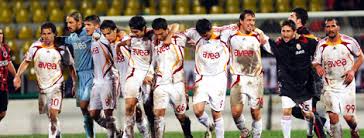 Galatasaray'da gençlerbirliği maçı öncesi iki oyuncu ceza sınırında bulunuyor. 29 Hafta Genclerbirligi 0 Galatasaray 1 Galatasaray Org