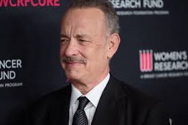 Tom Hanks preocupa por temblores en sus manos durante la emisión de  “Saturday Night Live”