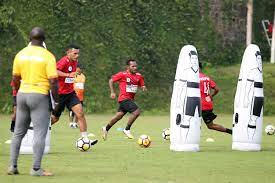Selain itu, terdapat tiga teknik dasar dalam menggiring bola, yaitu menggiring dengan punggung kaki, kaki bagian dalam, dan kaki bagian luar. Teknik Menggiring Bola Dengan Kaki Bagian Dalam Halaman All Kompas Com