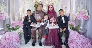 Selasa, 11 februari 2020 11:24 am. Usia 15 Tahun Dah Kahwin Nikah Kat Pejabat Agama Je Tak Buat Majlis Lepas 11 Tahun Pasangan Ini Sanding Balik Kashoorga