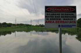 Awas Di Bozem Kebraon Masih Ada Buaya Berkeliaran