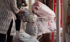 Kontroversi larangan beg plastik terus berlaku satu perempat abad. Caj 20 Sen Tiada Kesan Pahang Haramkan Guna Beg Plastik