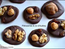 Mendiants Noix Raisins Sec Et Fruits Secs Enrobes De Caramel Ou De Chocolat Recettes Recette Mendiant Chocolat Recette Mendiant Chocolat Chocolat