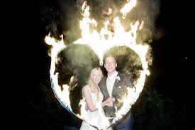 Die nächtliche hochzeitsfeuershow ist ein klassiker und höhepunkt bei jeder hochzeit. Hochzeit Feuerzeuger