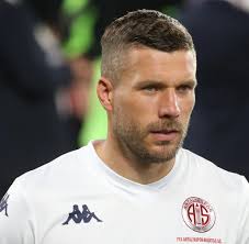 He plays as a striker for bayern munich and for the german national football team. Turkei Unwurdig Billig Lukas Podolski Macht Seinem Arger Luft Welt